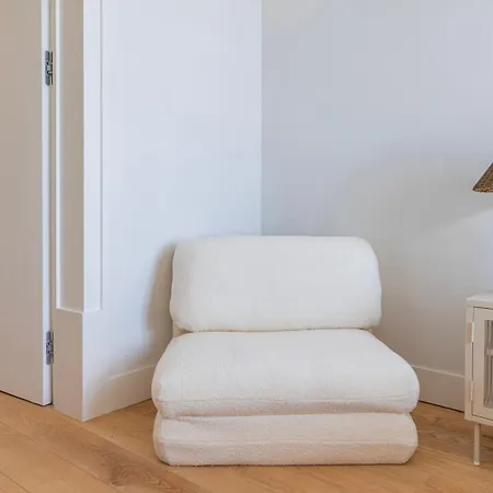 Charm 2bdr With River View By Lovelystay *